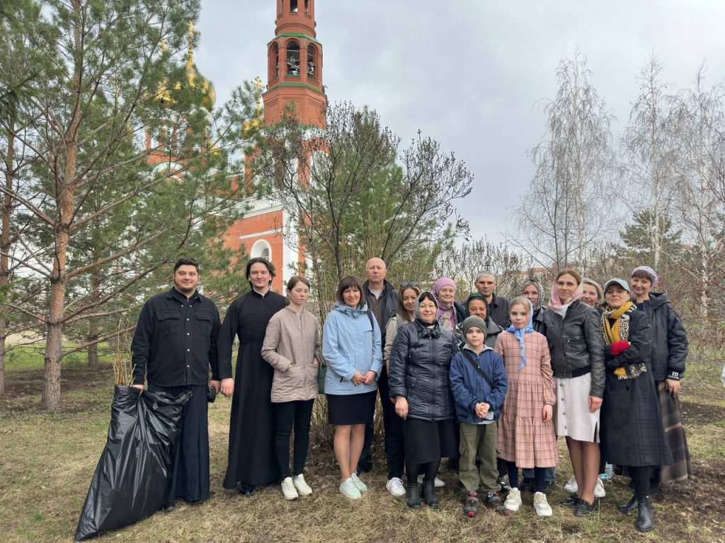 Духовенство и прихожане собора провели уборку территории